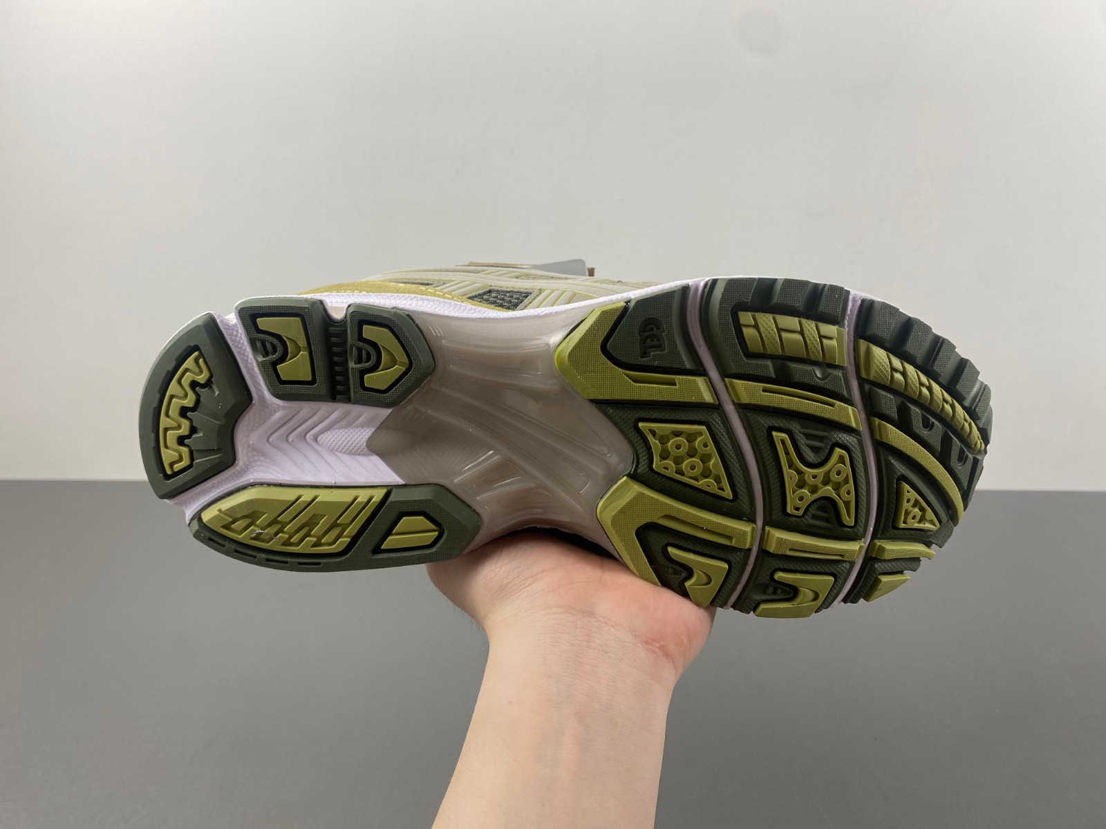 As*ic*s gel-kayano 14  1201a019-026