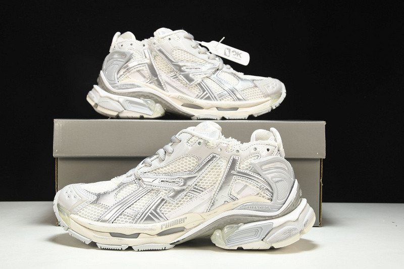 Balenciaga Runner W3RBL-8100