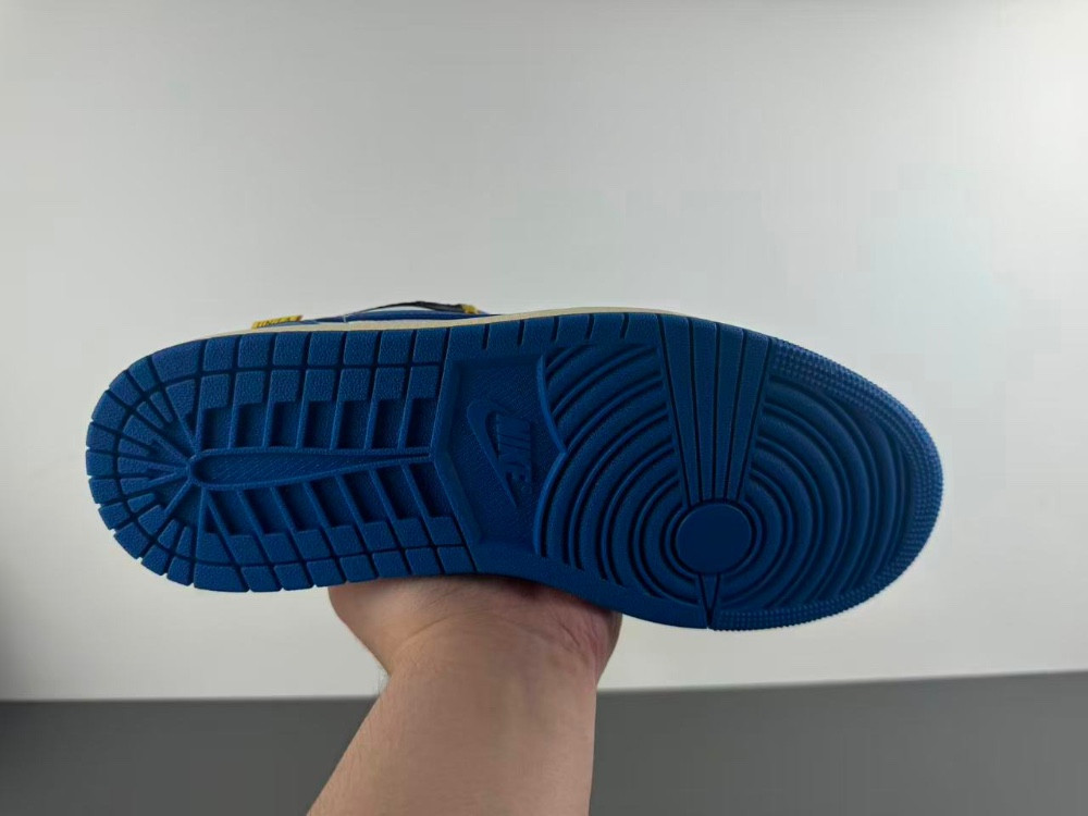 Air Jordan 1 Low UN HQ6998-146