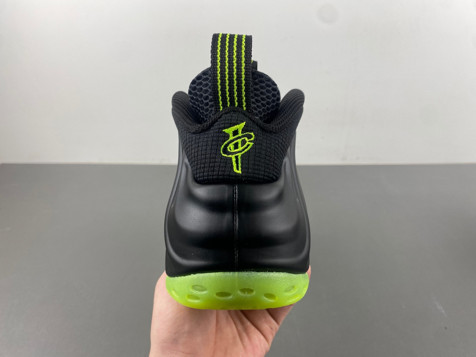 NK Air Foamposite One “Volt” HF2902-001