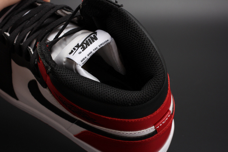Air Jordan 1 Retro Black Toe 555088-125