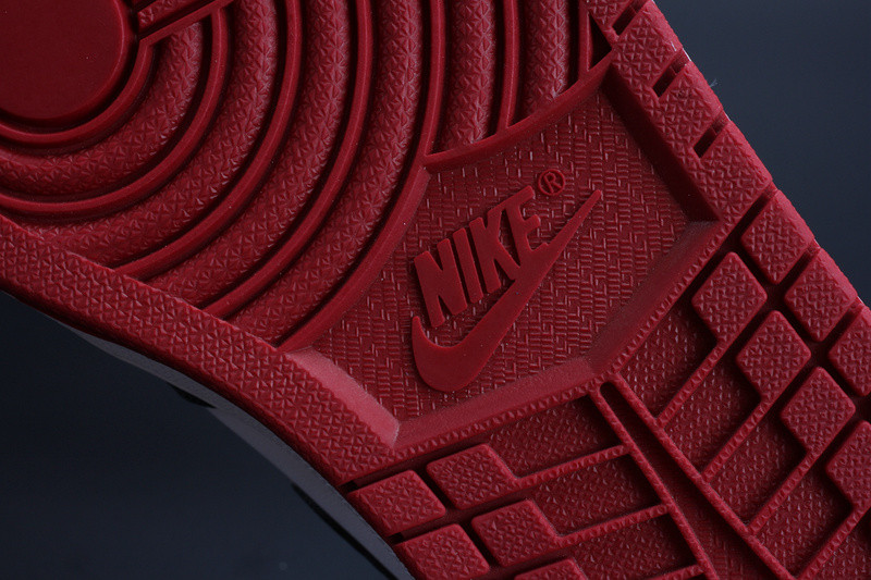 Air Jordan 1 Retro Black Toe 555088-125