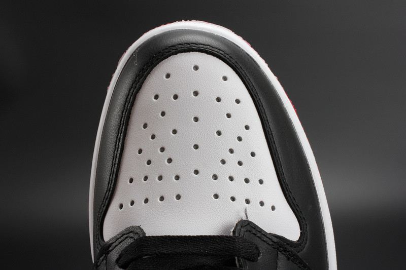 Air Jordan 1 Retro Black Toe 555088-125