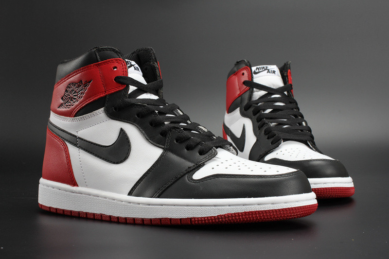 Air Jordan 1 Retro Black Toe 555088-125