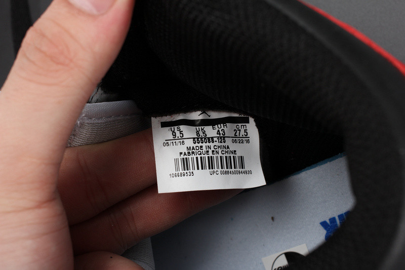 Air Jordan 1 Retro Black Toe 555088-125