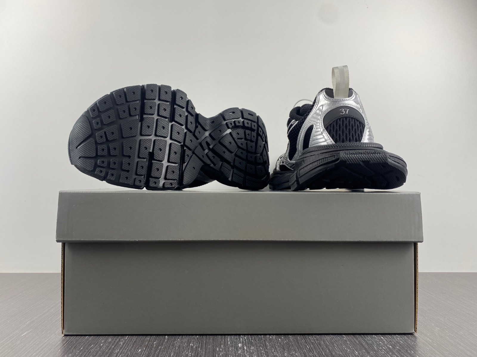 Ba*len*cia*ga 3xl  734733 w3rb5 0218