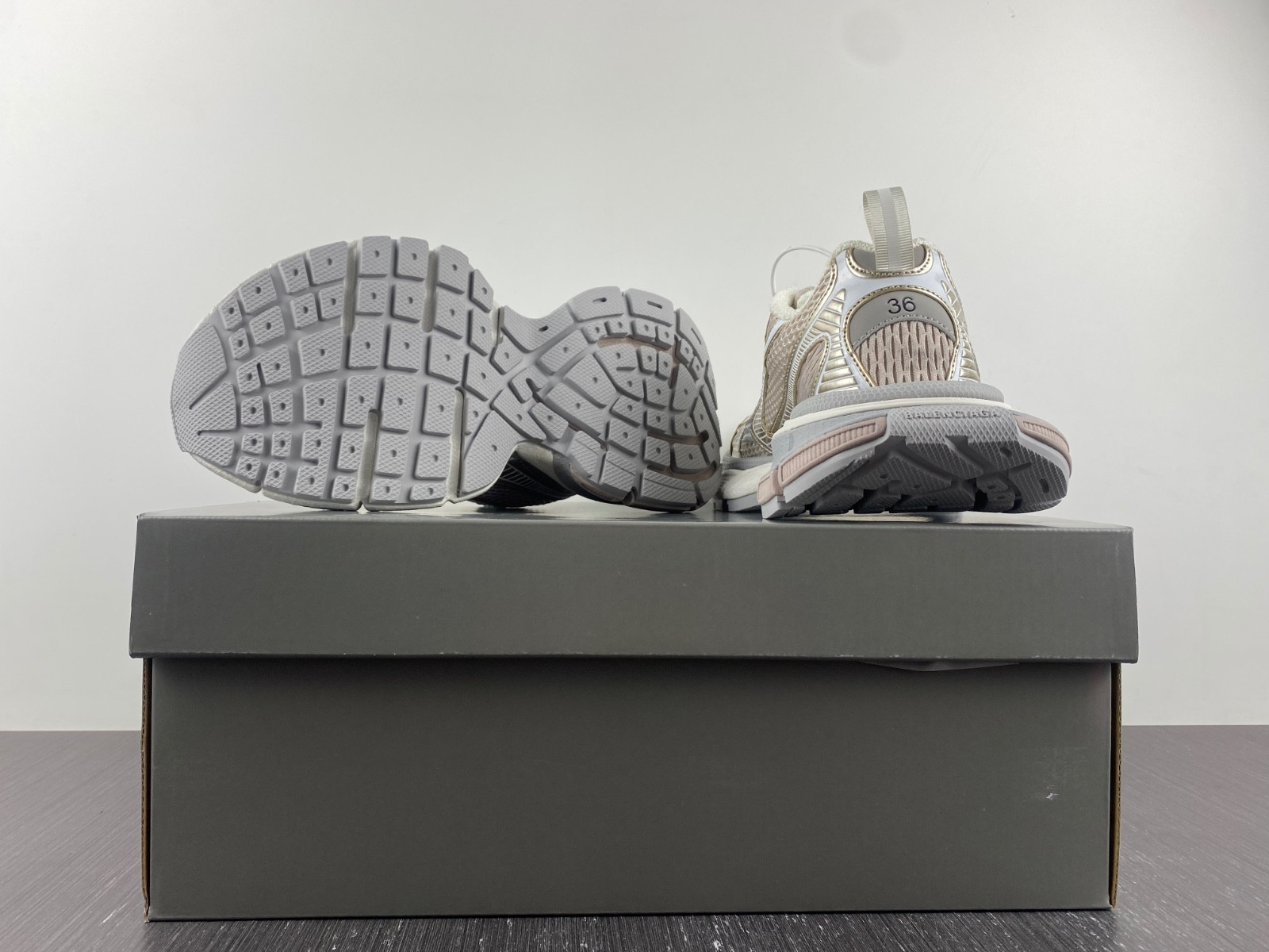 Ba*len*cia*ga 3xl  734733 w1rb6 0208