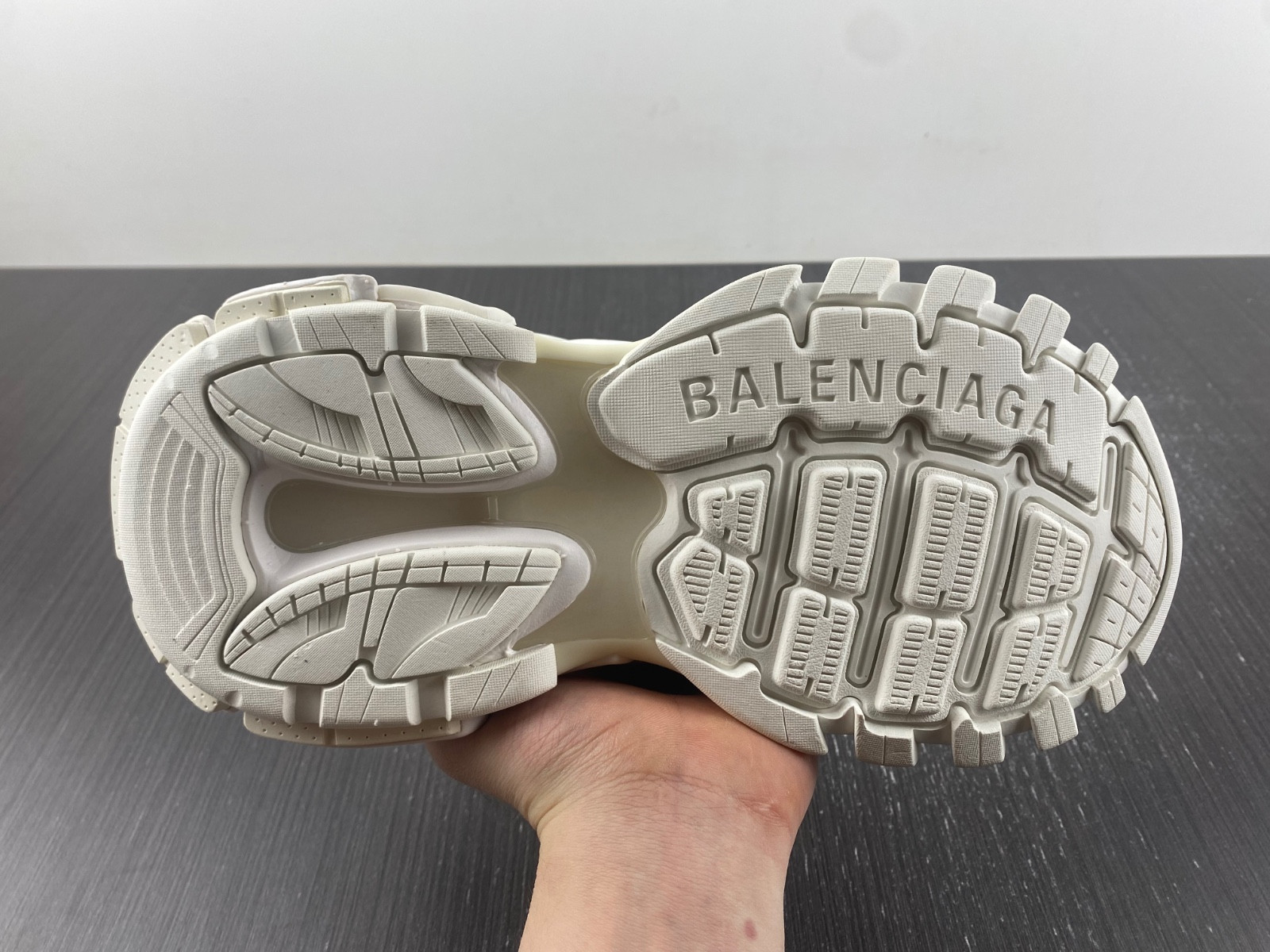 Ba*len*cia*ga track 542436 w3rm1 9081