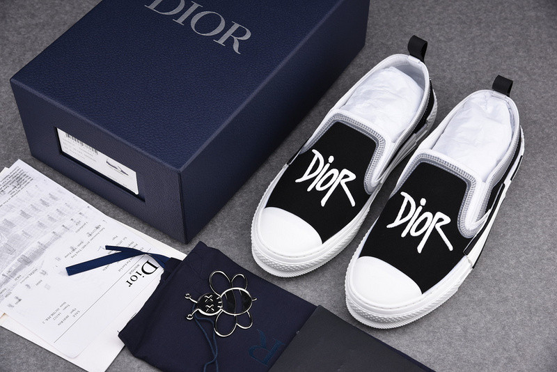 DR B23 Low Top Sneaker