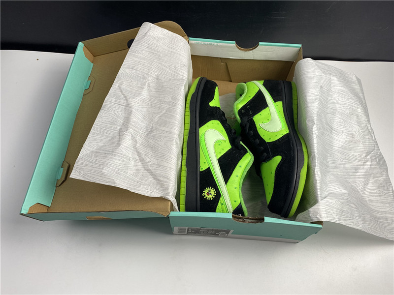 Nike SB Dunk Low “Stay Home”