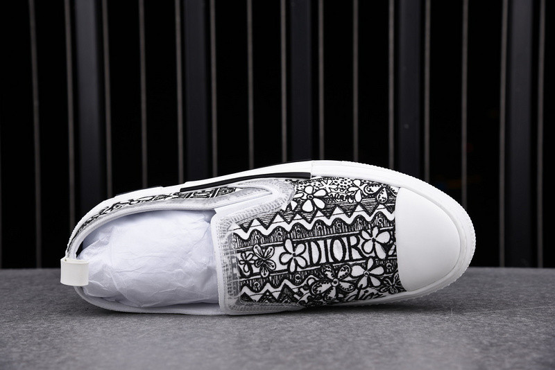 DR B23 Low Top Sneaker