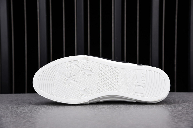 DR B23 Low Top Sneaker