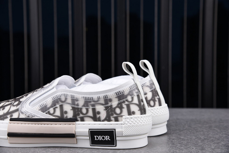 DR B23 Low Top Sneaker