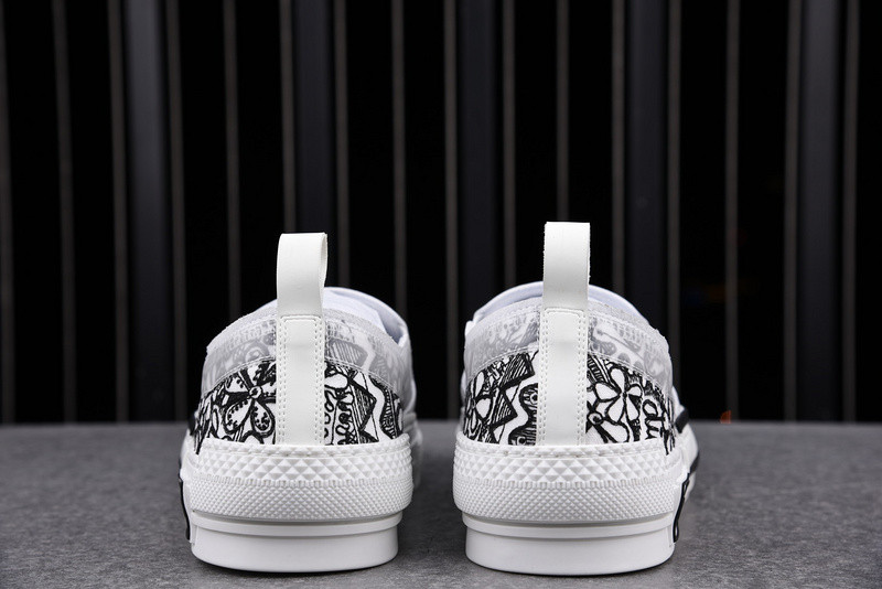 DR B23 Low Top Sneaker