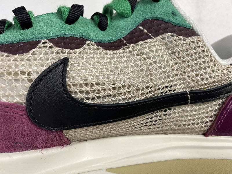 Sacai x Nike Vaporwaffle "String/Black Villain-Red" DD3035-200