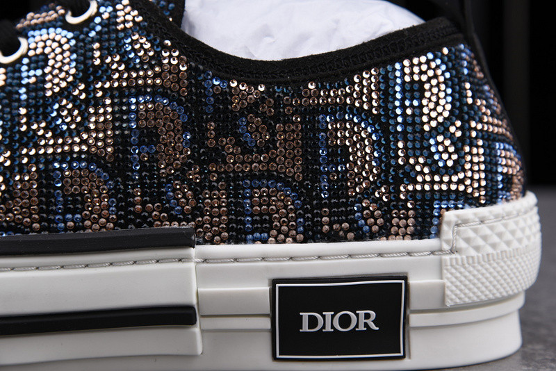 DR B23 Low Top Sneaker