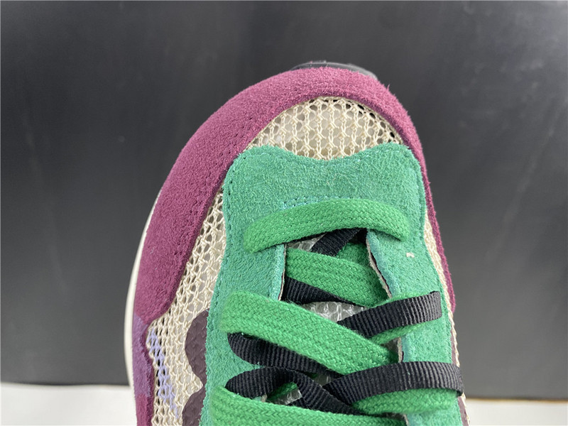 Sacai x Nike Vaporwaffle "String/Black Villain-Red" DD3035-200