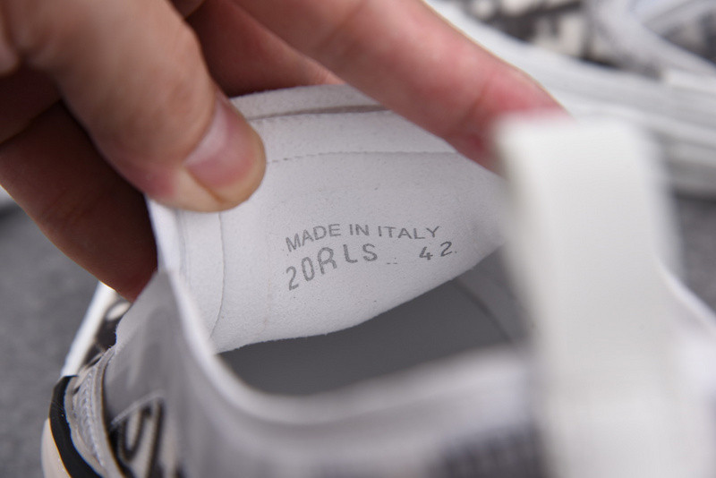 DR B23 Low Top Sneaker