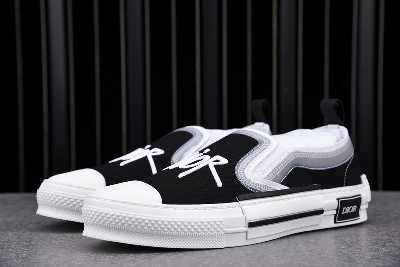 DR B23 Low Top Sneaker