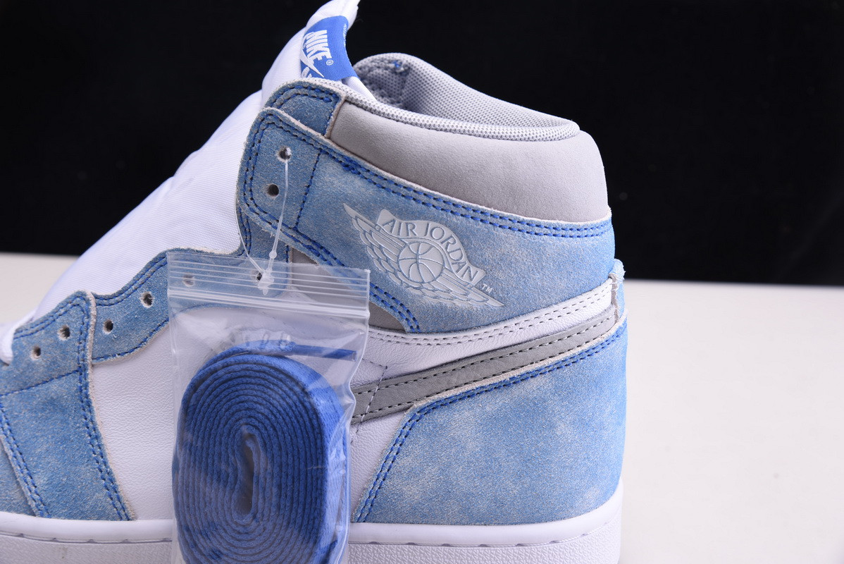 Air Jordan 1 High OG “Hyper Royal” 555088-402