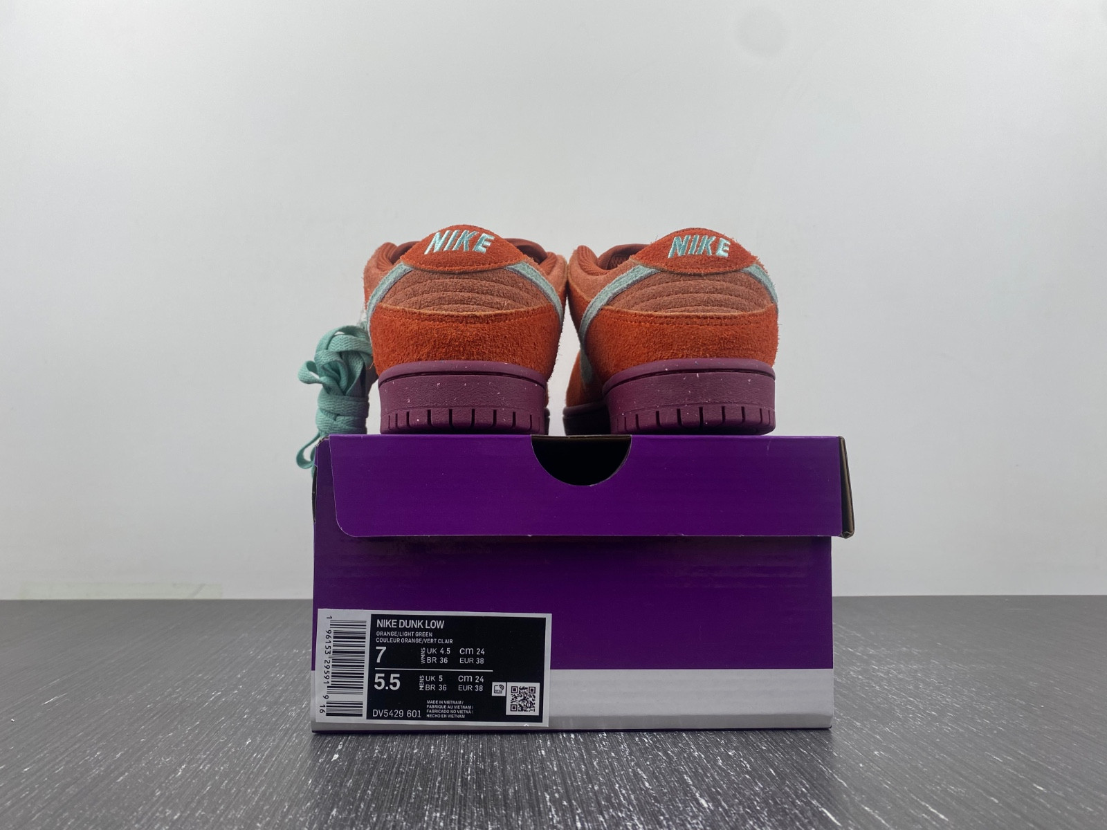 Nike SB Dunk Low “Mystic Red” DV5429-601