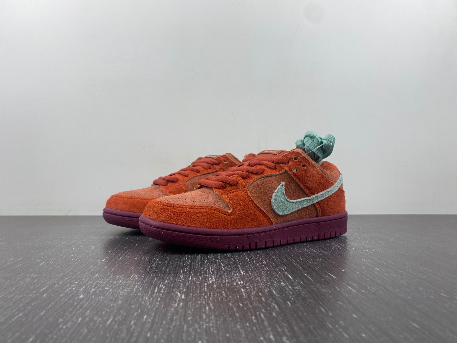 Nike SB Dunk Low “Mystic Red” DV5429-601