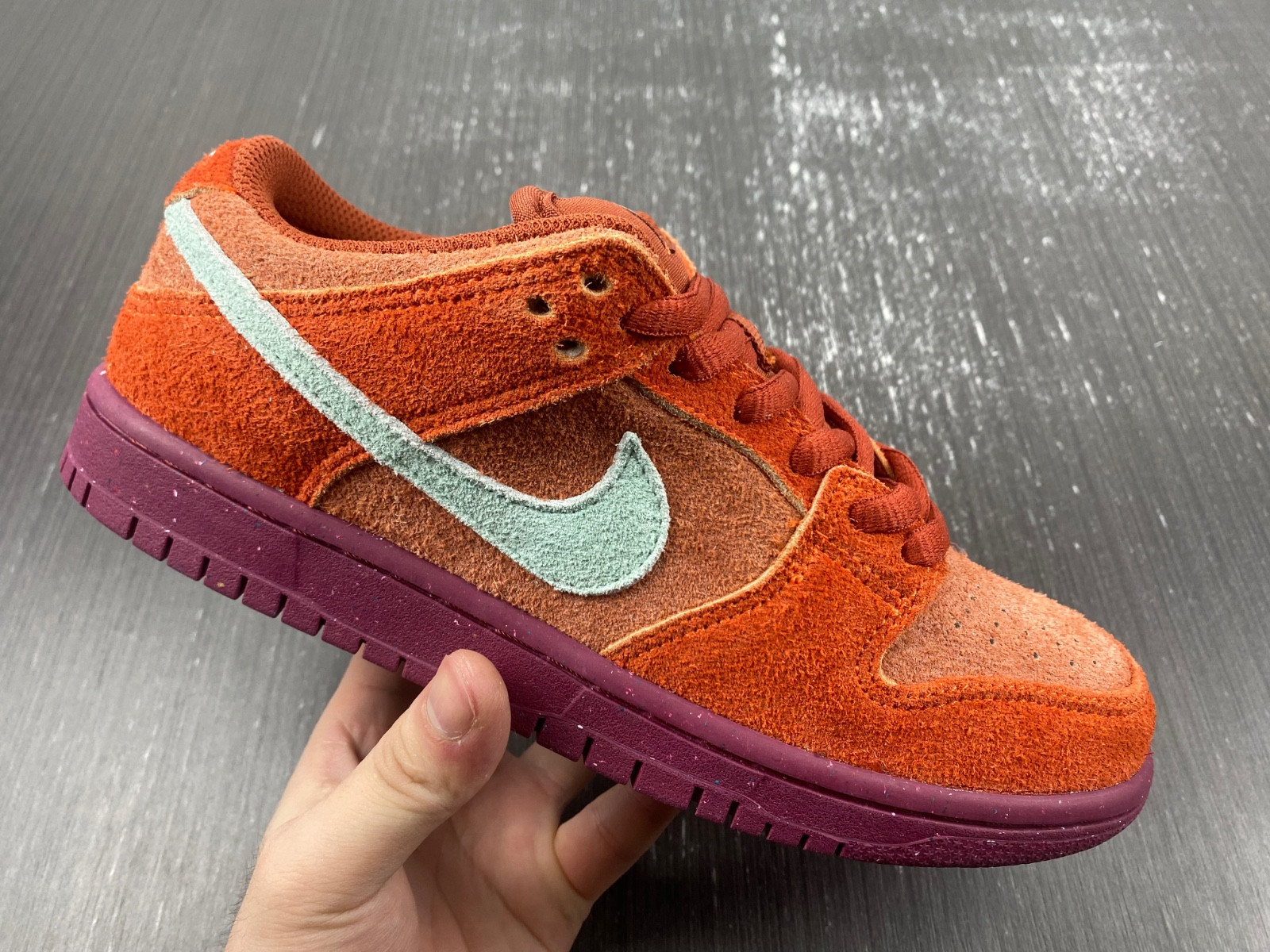 Nike SB Dunk Low “Mystic Red” DV5429-601