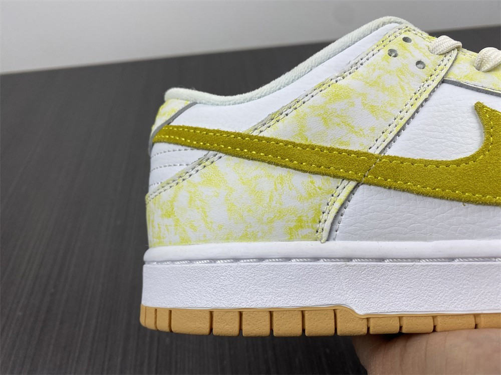 Nike Dunk Low WMNS “Yellow Strike” DM9467-700