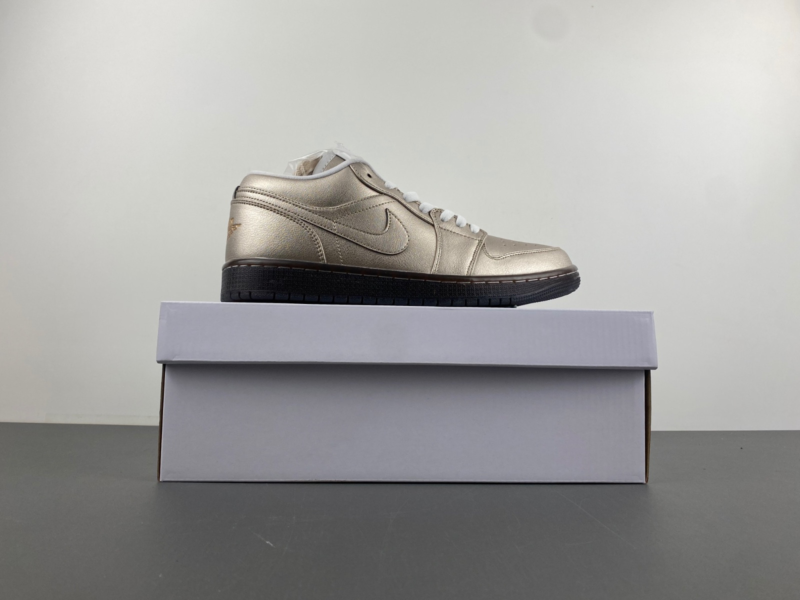 Air Jordan 1 Low SE “Metallic Zinc” (W) HQ3529-099