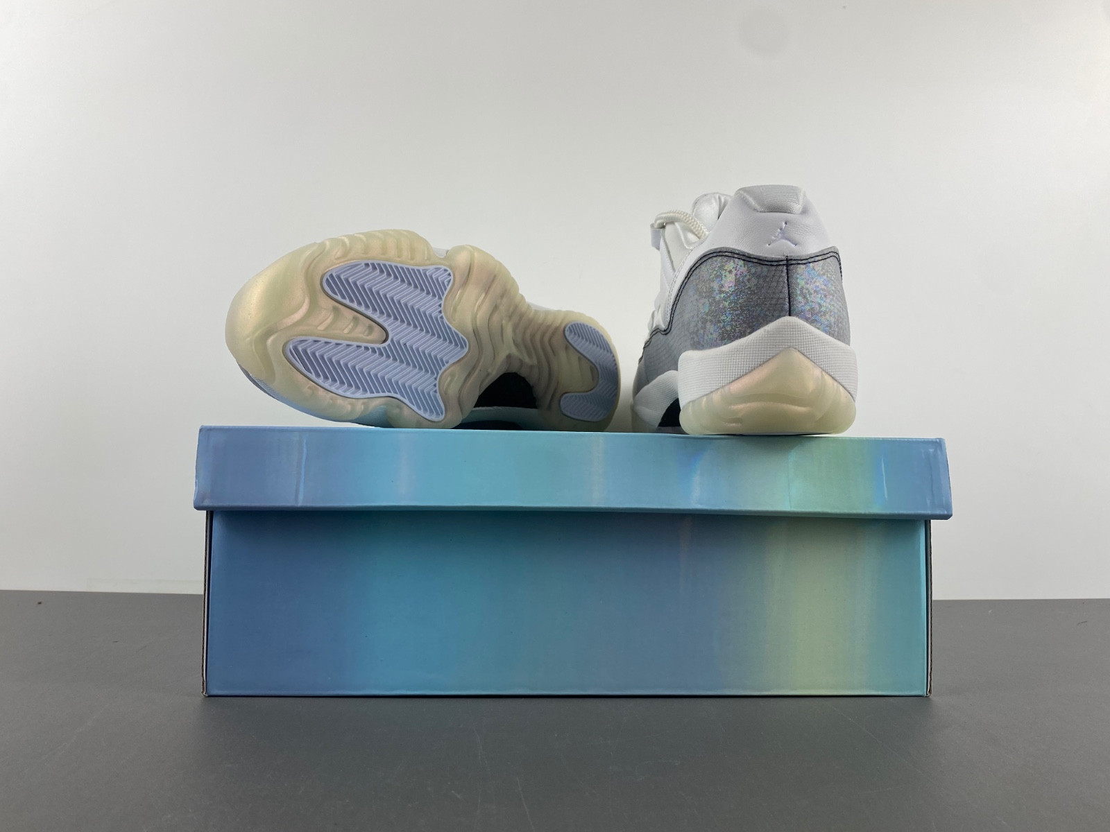 Air Jordan 11 HQ7000-001