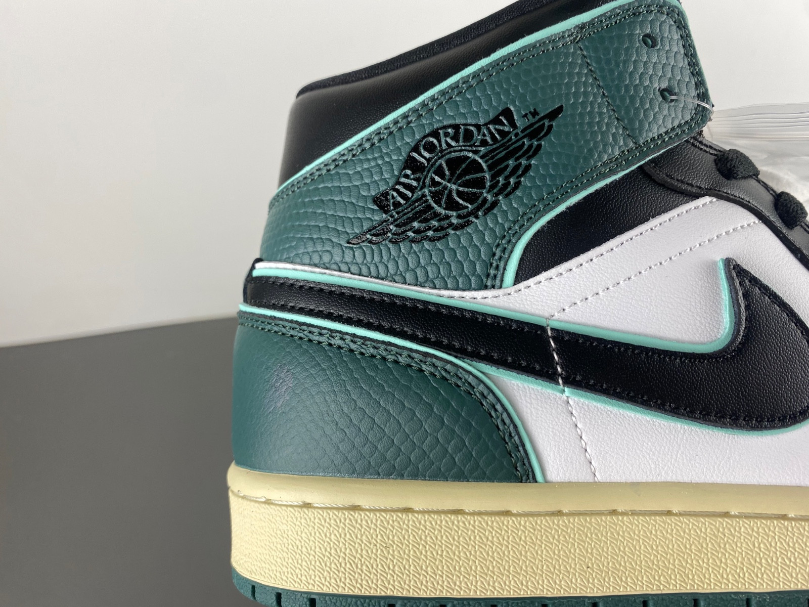 Air Jordan 1 Mid WMNS FQ7818-100