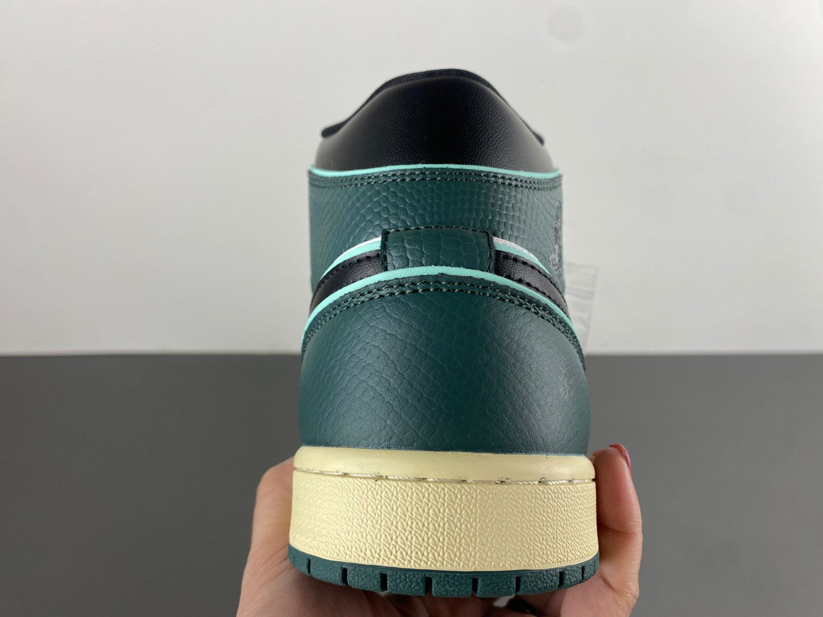 Air Jordan 1 Mid WMNS FQ7818-100