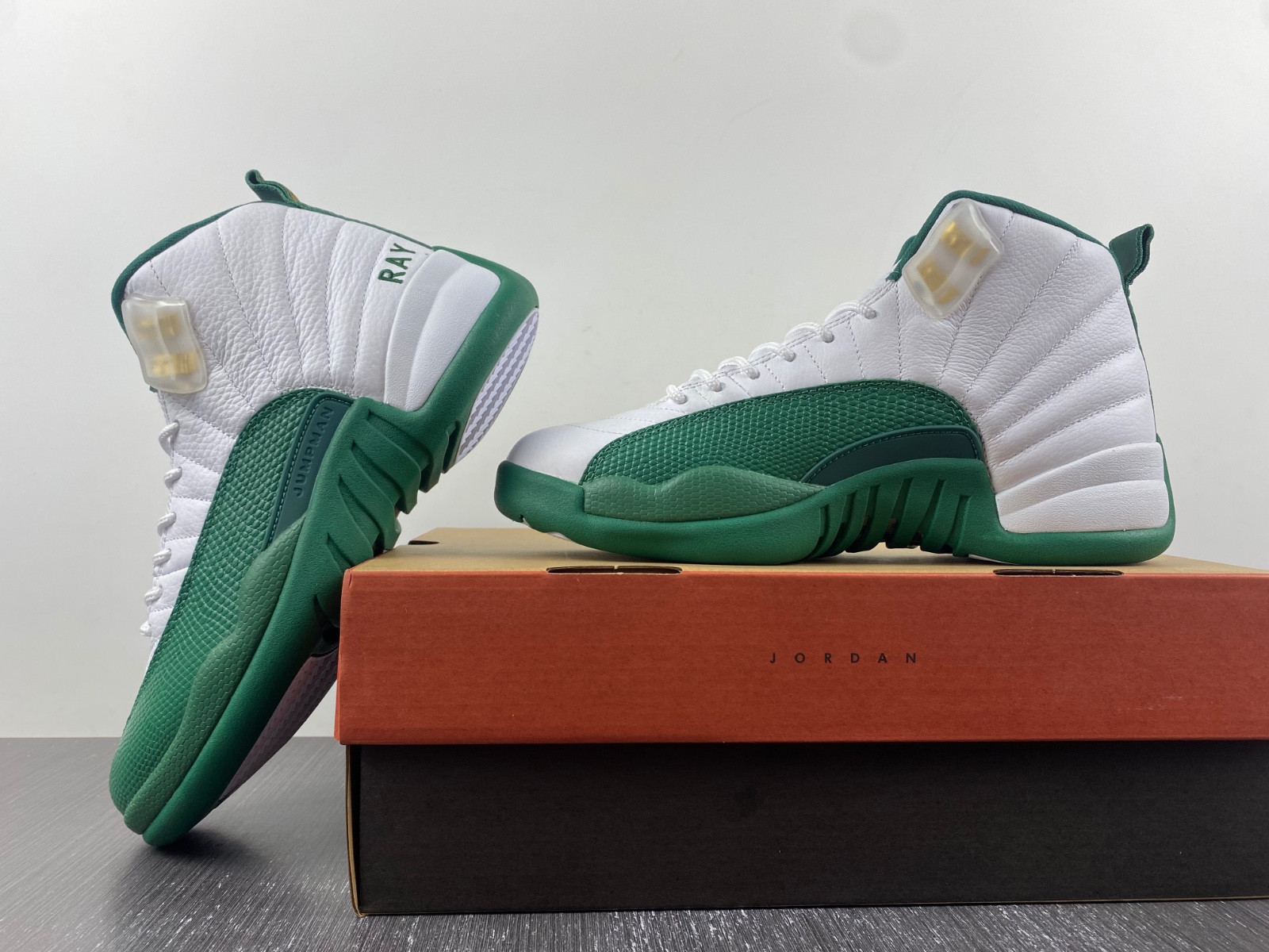 Jordan 12 136001-063