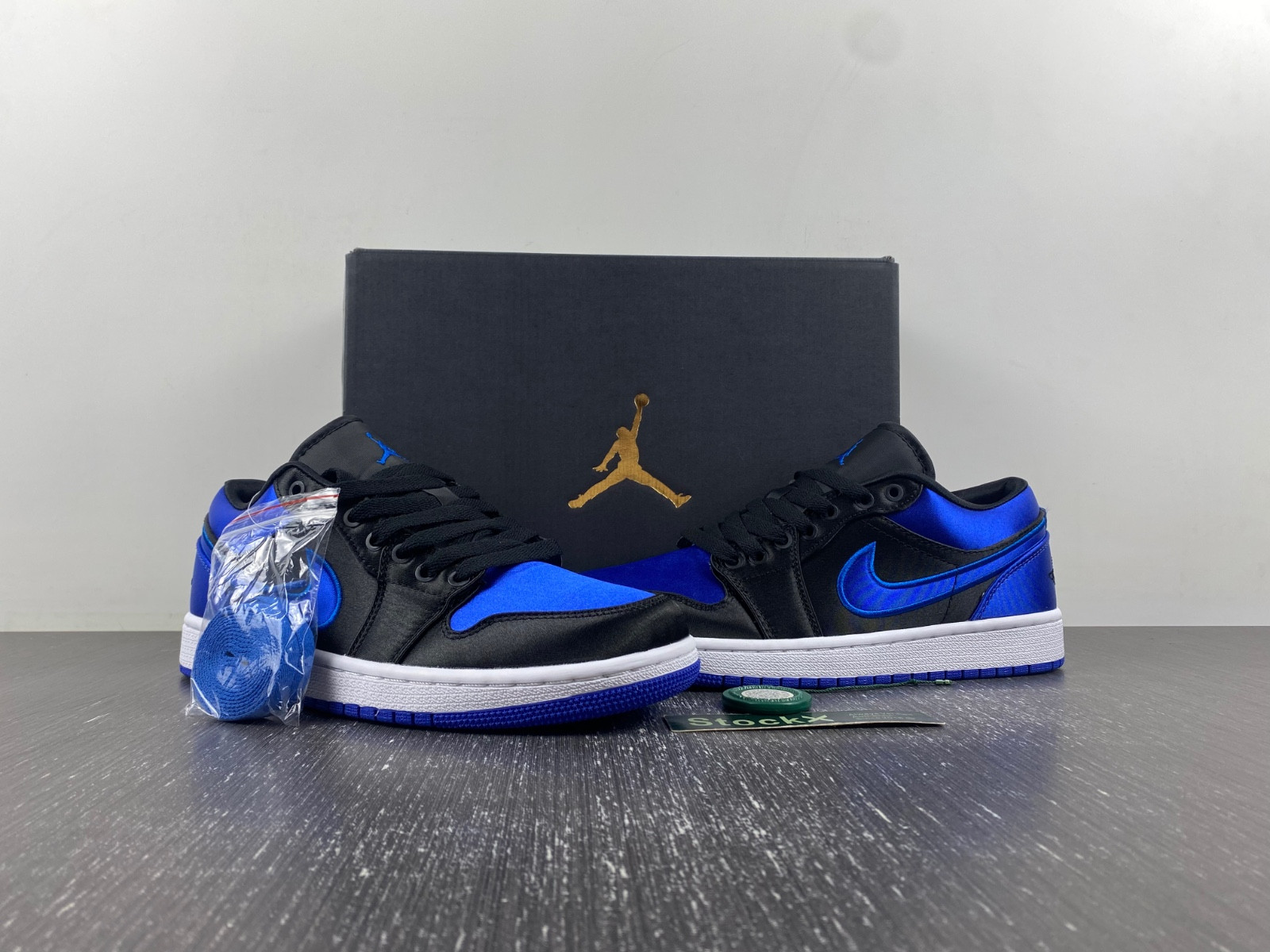 Air Jordan 1 Low OG “Satin Royal” 921193-007-01