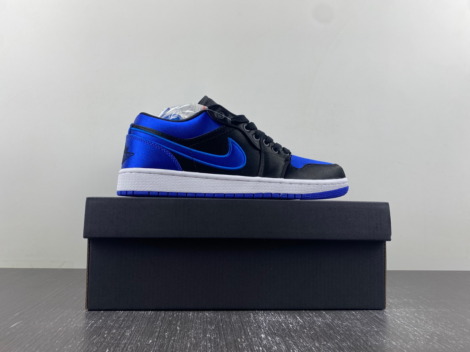 Air Jordan 1 Low OG “Satin Royal” 921193-007-01