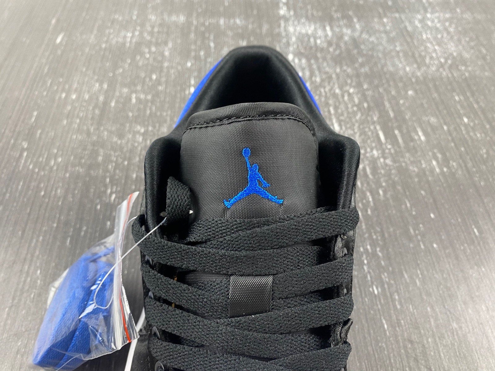 Air Jordan 1 Low OG “Satin Royal” 921193-007-01