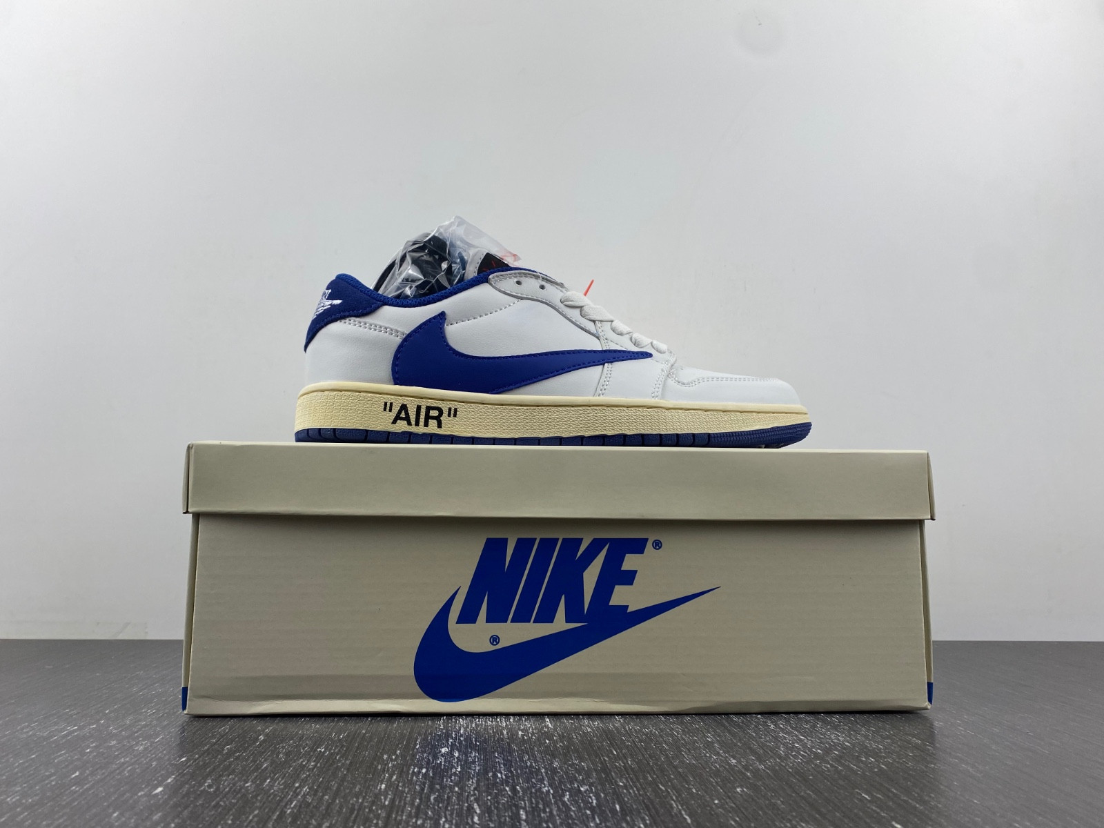 OFF-WHITE x Travis Scott x Air Jordan 1 DM7890-111