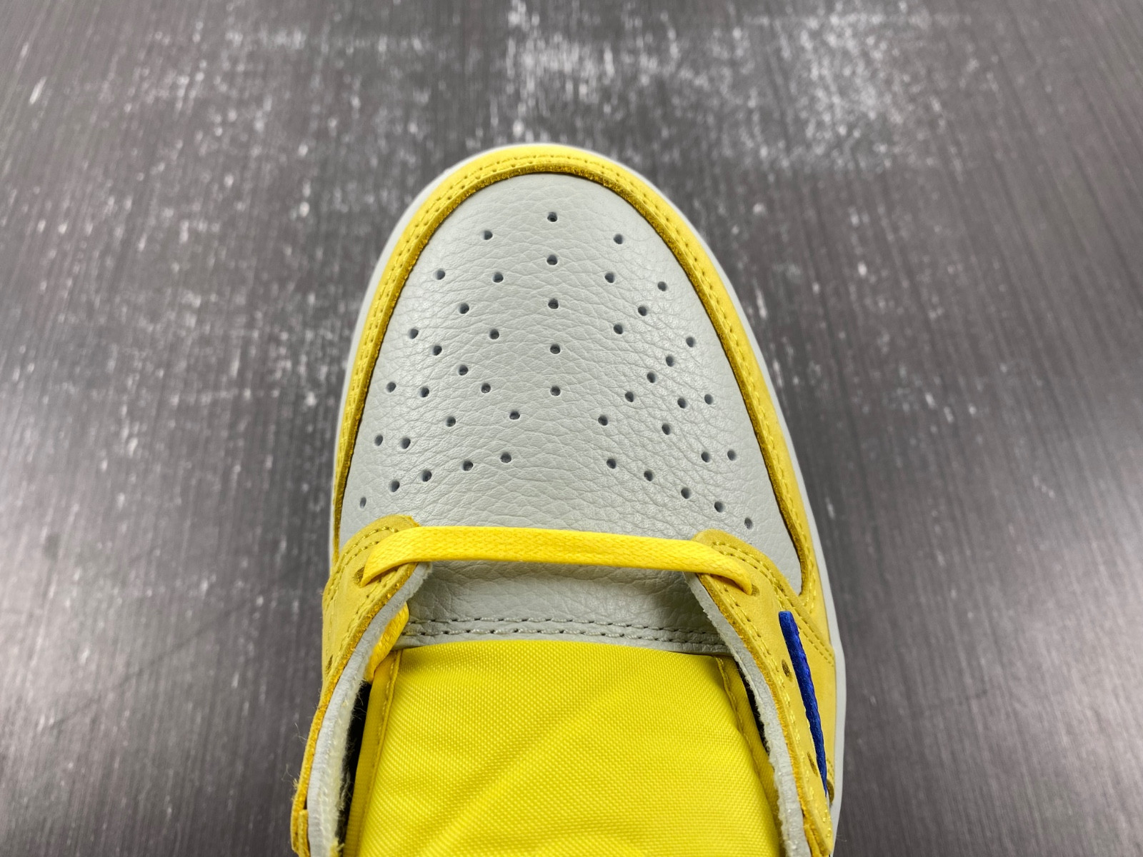 Travis Scott x Air Jordan 1 DZ4137-700