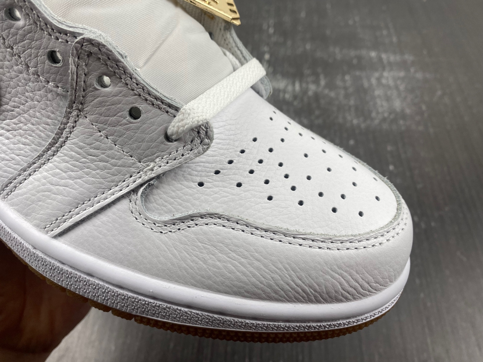 Air Jordan 1 High OG WMNS “Metallic Gold” FD2596-107