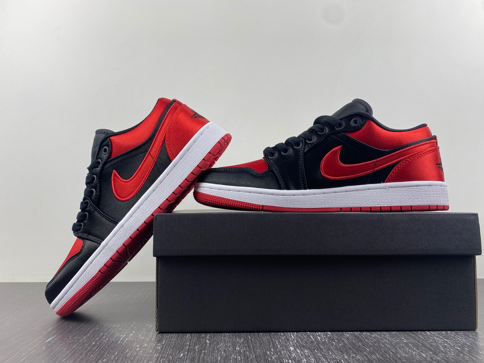 Air Jordan 1 Low OG WMNS “Satin Bred” FD4810-061-01