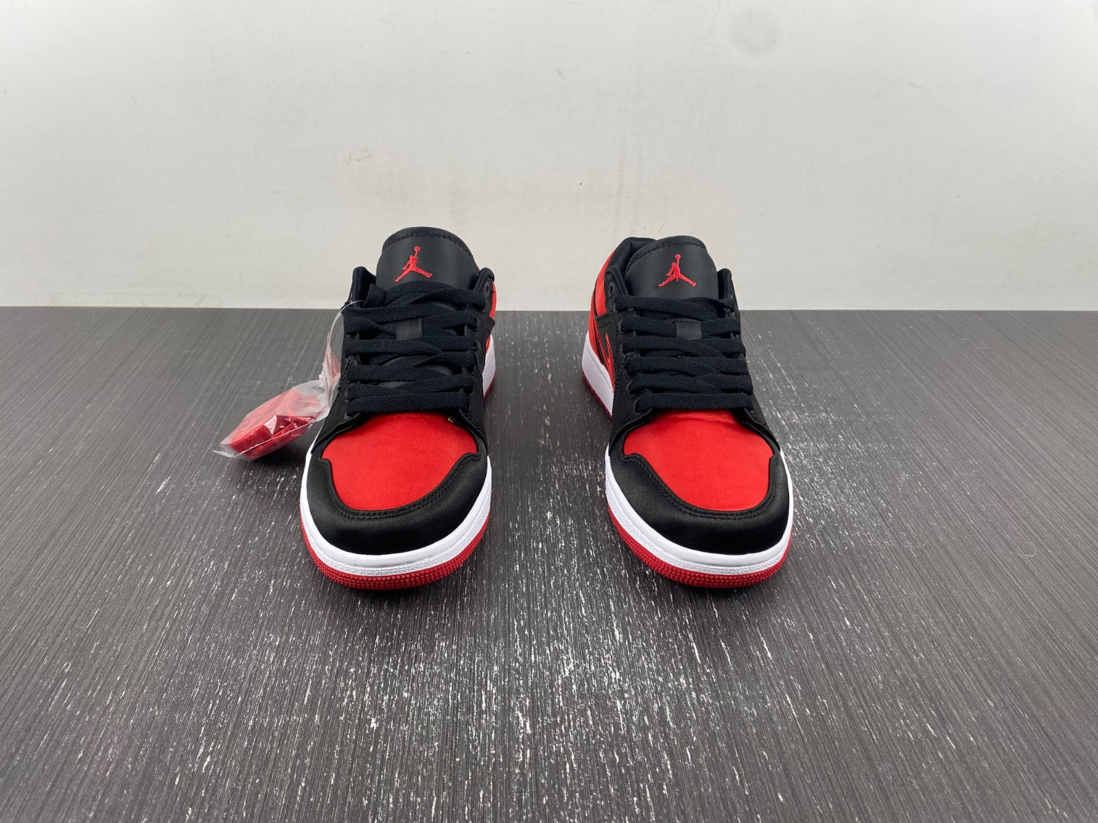 Air Jordan 1 Low OG WMNS “Satin Bred” FD4810-061-01