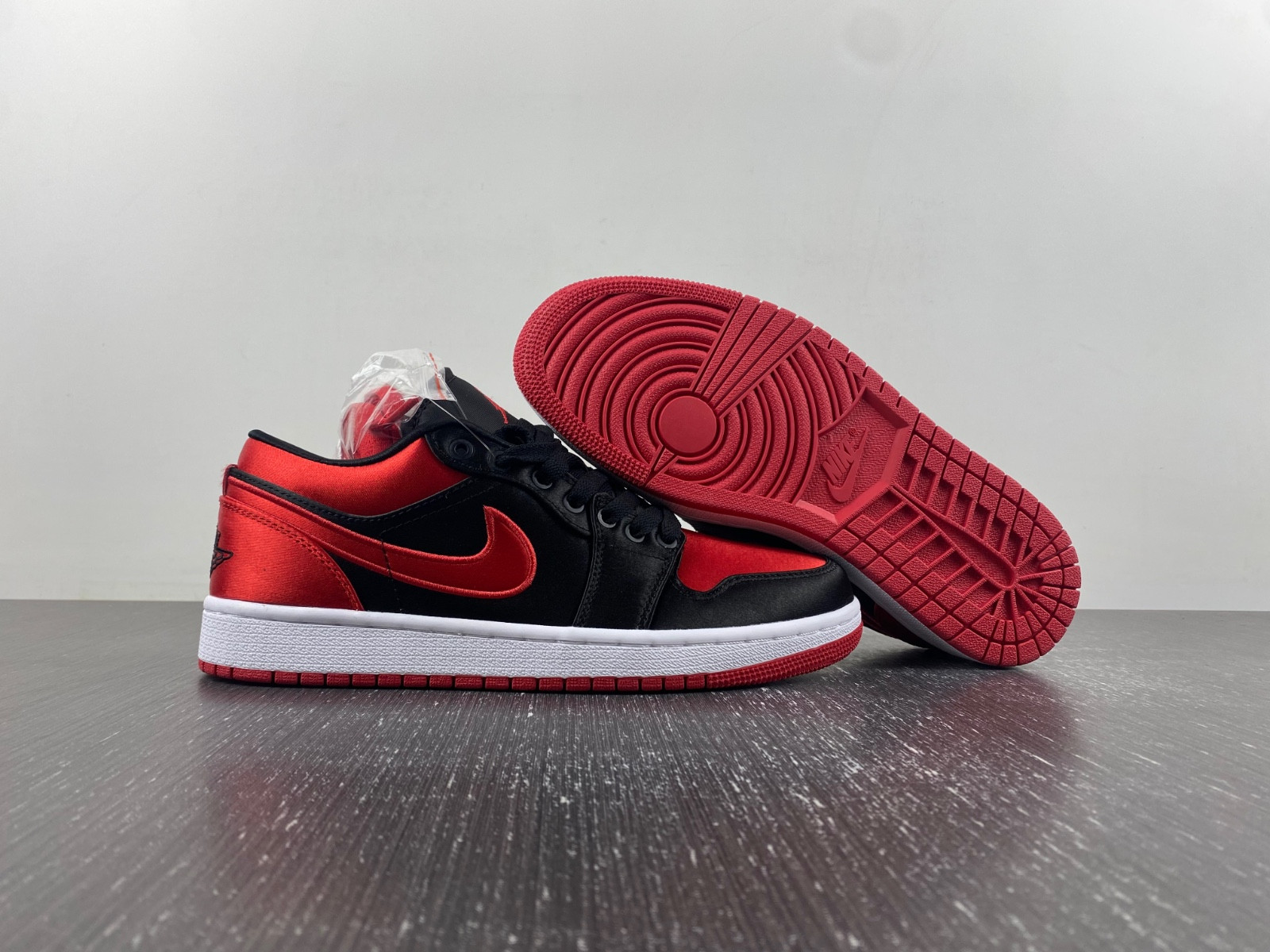 Air Jordan 1 Low OG WMNS “Satin Bred” FD4810-061-01