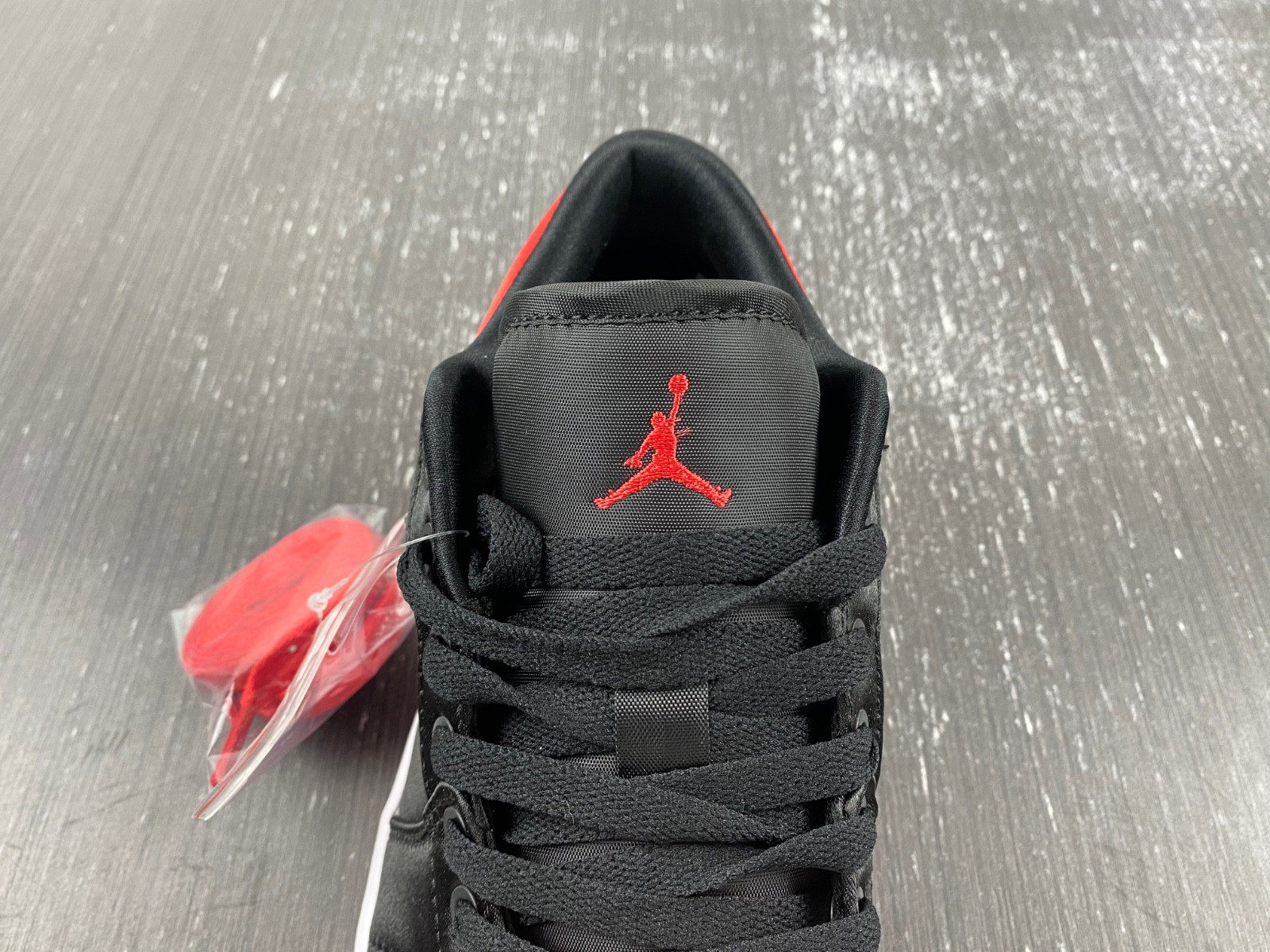 Air Jordan 1 Low OG WMNS “Satin Bred” FD4810-061-01