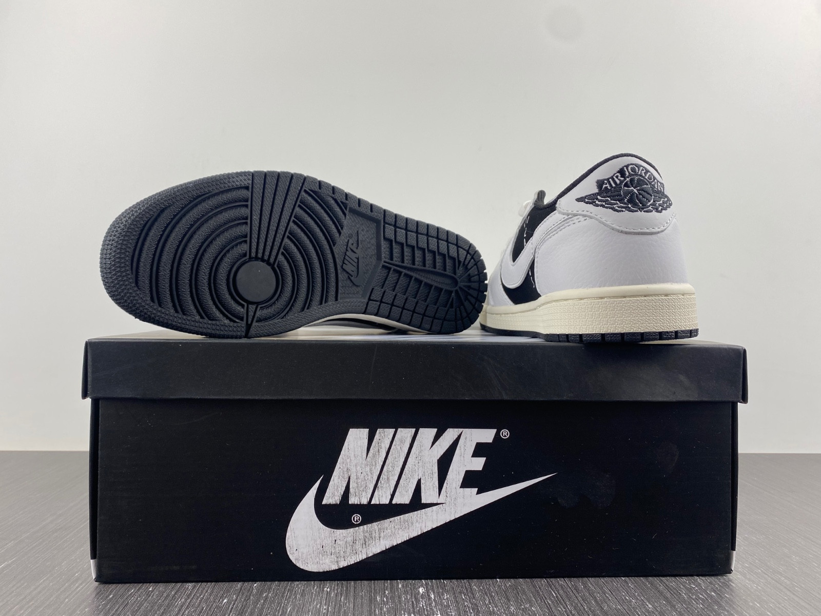 Jordan 1 Low travis scott J11205