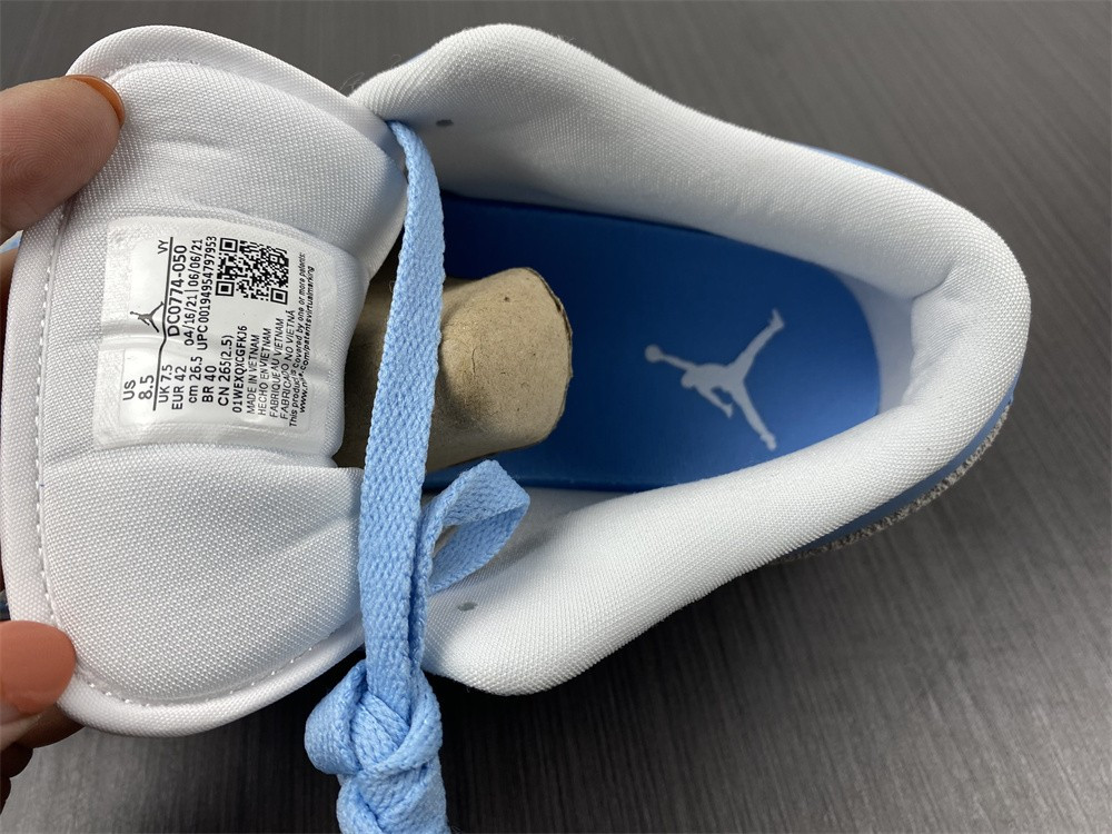 Air Jordan 1 Low University Blue 2.0 DC0774-050