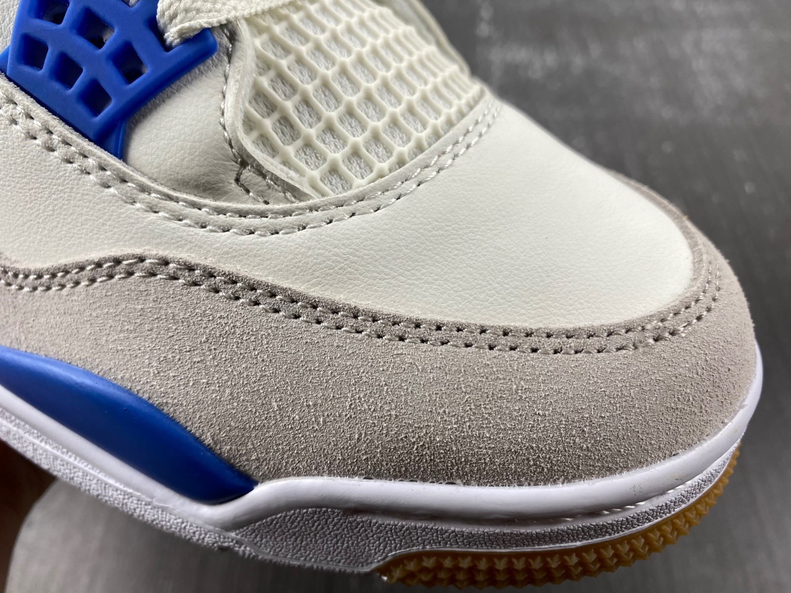 SB x Jordan 4 “Sapphire DR5415-104