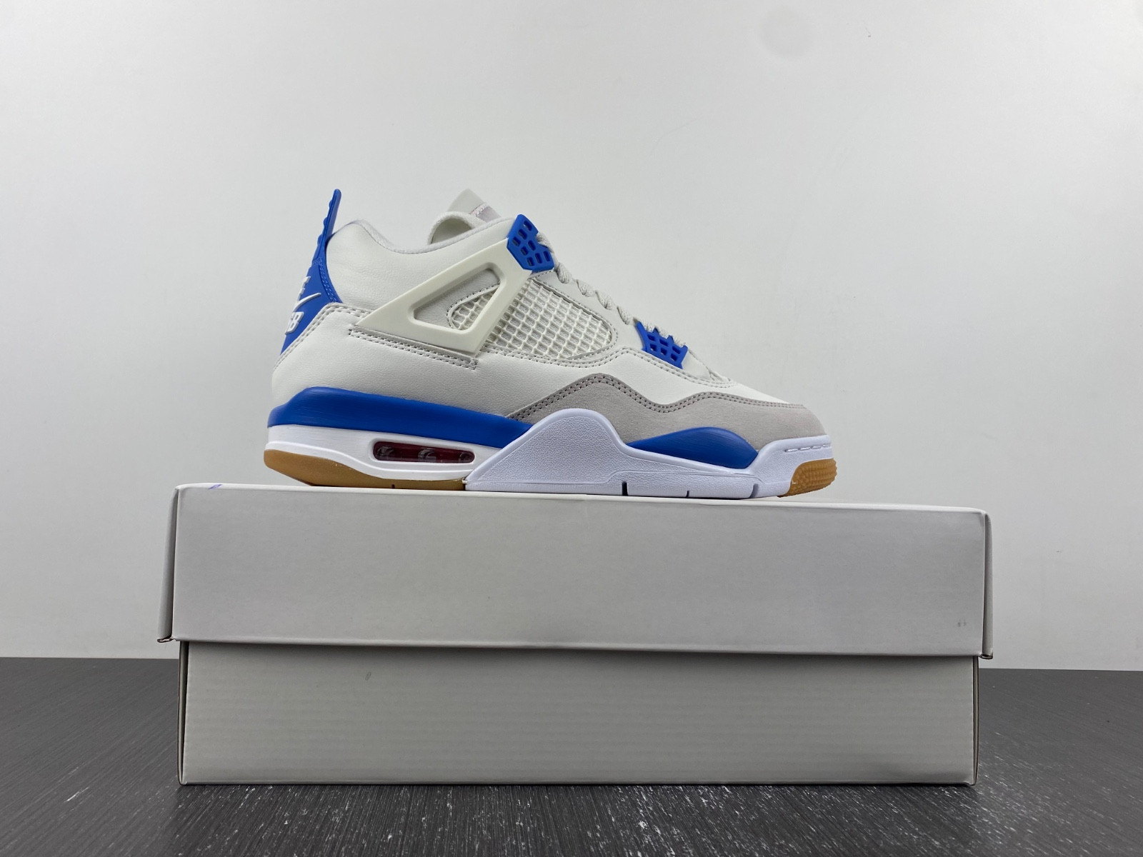 SB x Jordan 4 “Sapphire DR5415-104