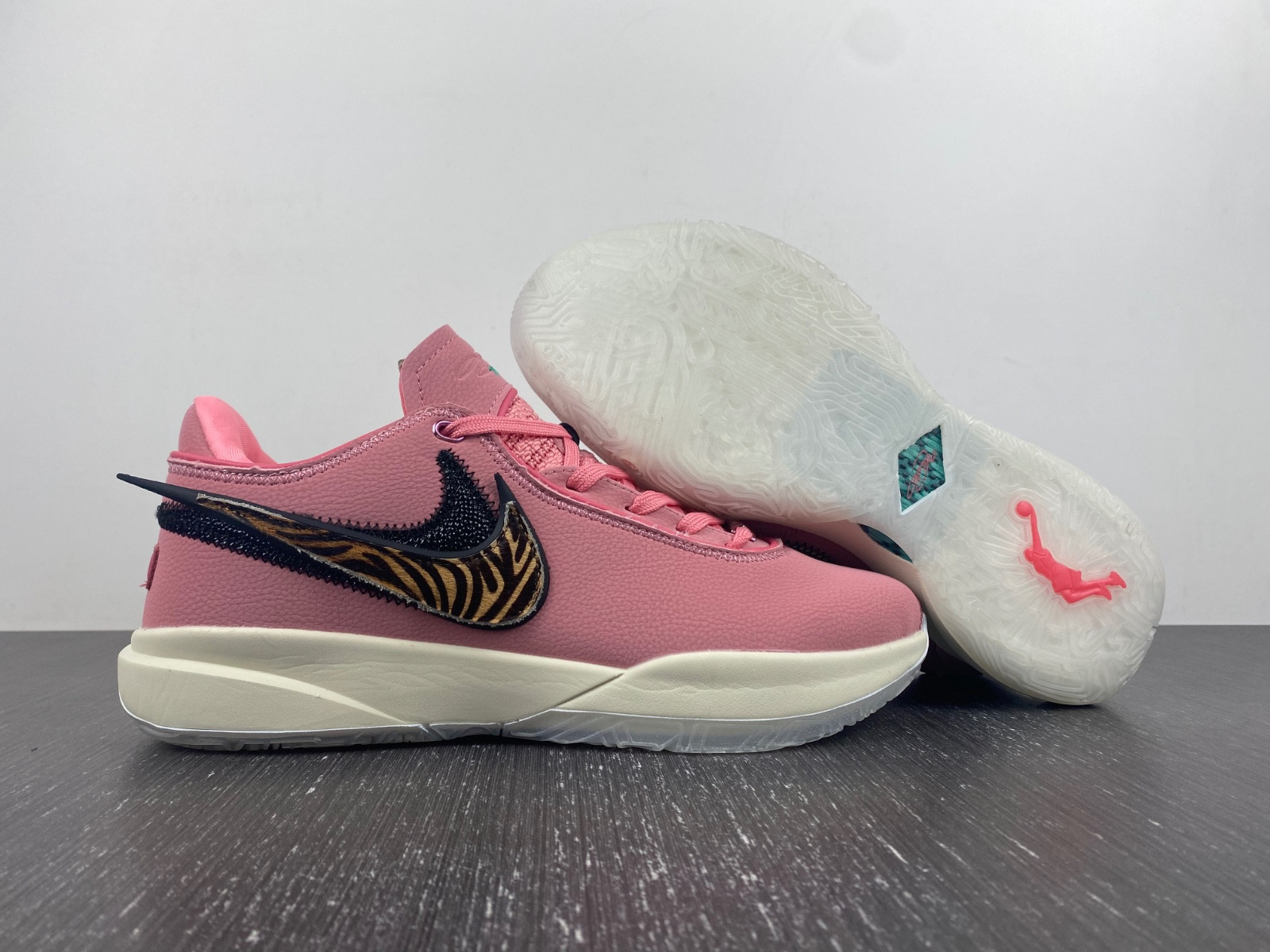 Nike LeBron 20  DQ3827-900