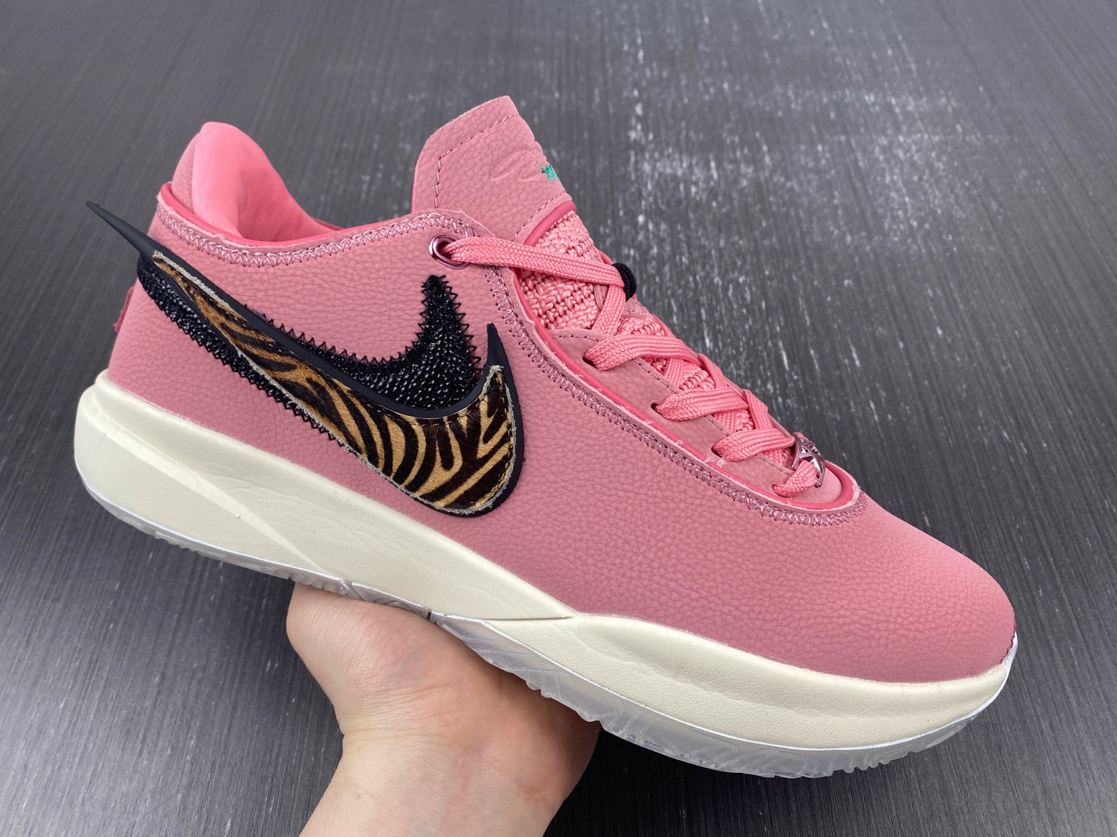 Nike LeBron 20  DQ3827-900