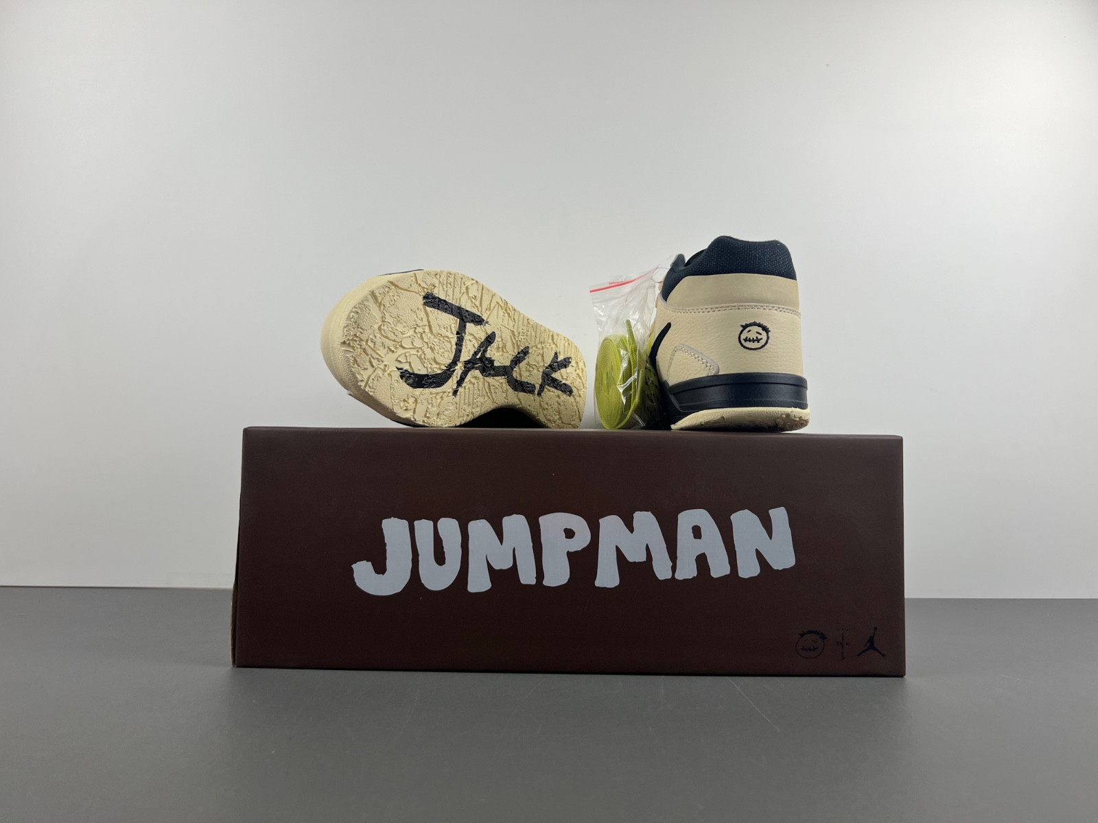 Travis Scott x Jordan Jumpman FZ8117-102